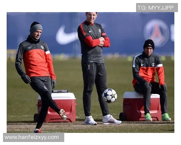 足球巨星私下便装街头亮相尽显休闲时尚魅力风采